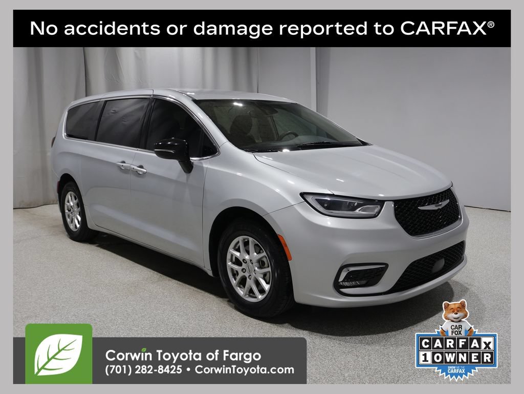 2024 Chrysler Pacifica Touring L's photo