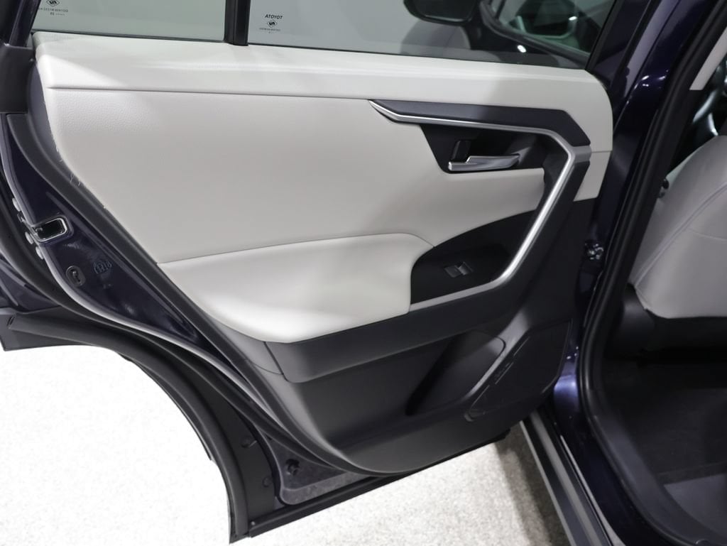2025 Toyota RAV4 XLE - Photo 19
