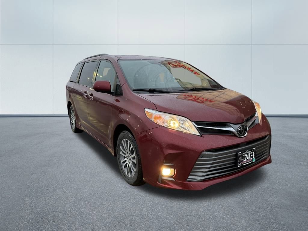 2020 Toyota Sienna XLE photo 3