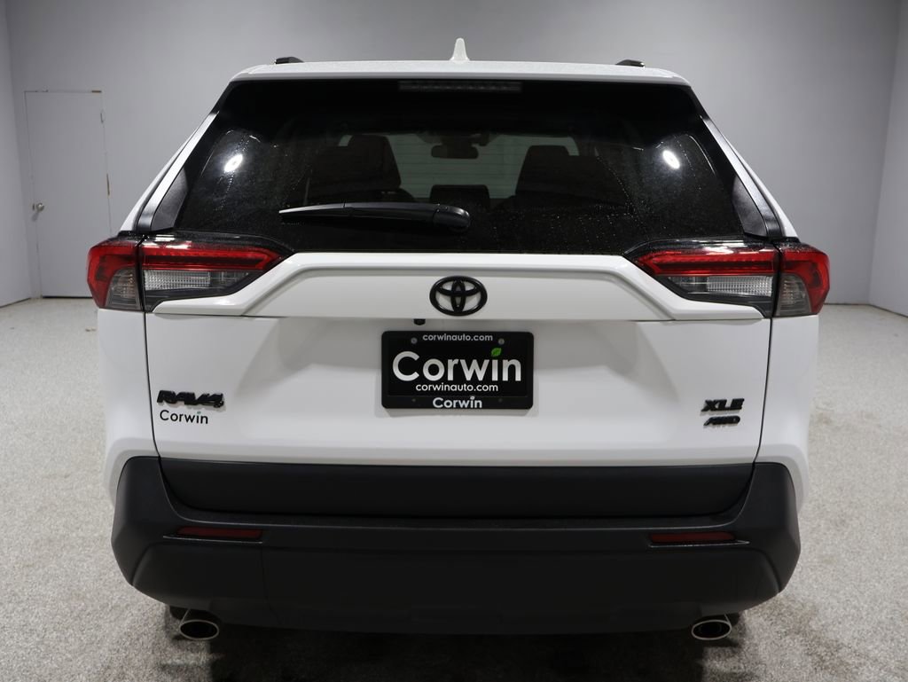 2024 Toyota RAV4 XLE photo 3