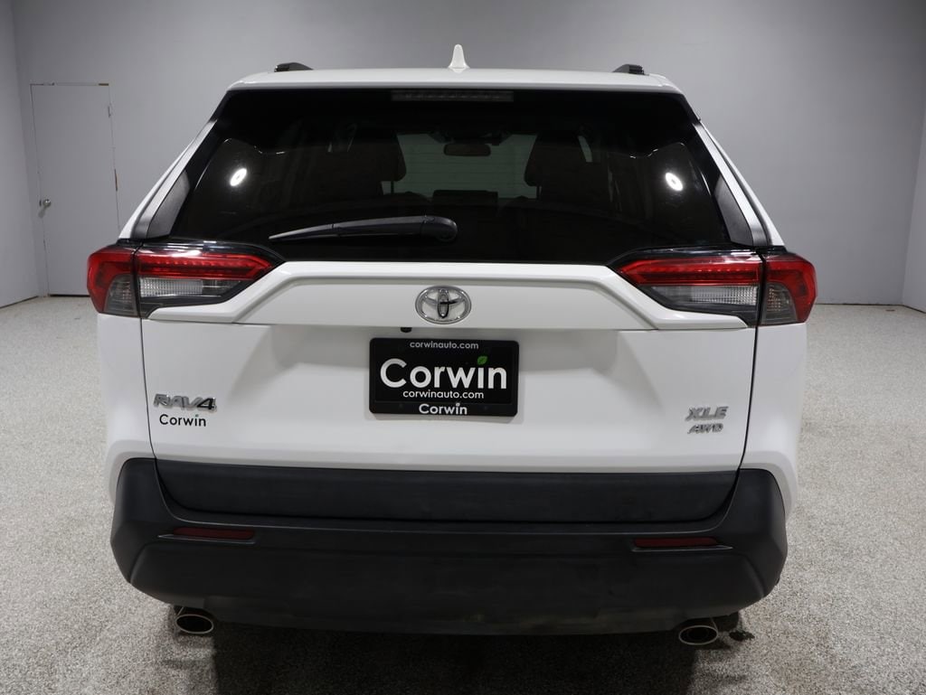 2020 Toyota RAV4 XLE Premium photo 3