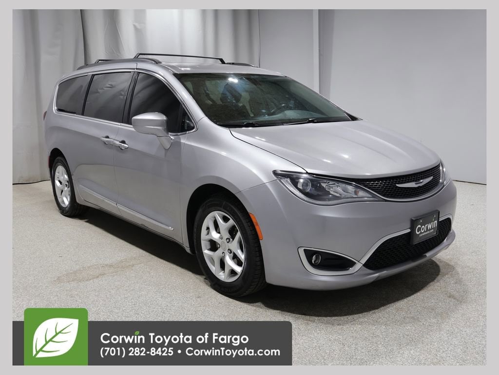 2017 Chrysler Pacifica Touring-L's photo