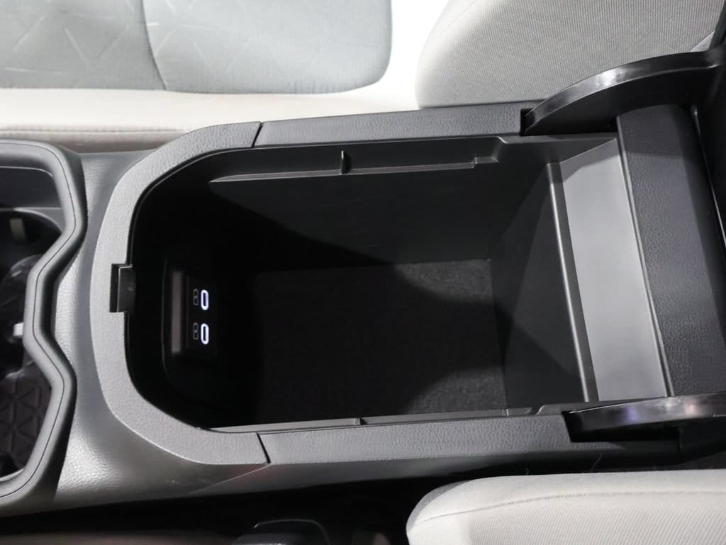 2025 Toyota RAV4 XLE - Photo 31
