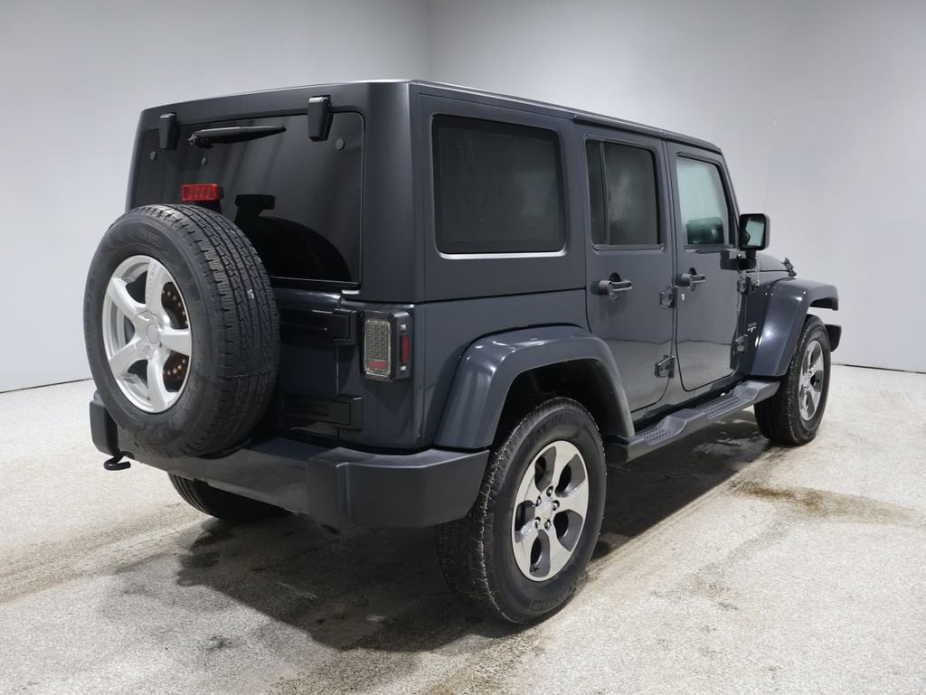 2016 Jeep Wrangler Unlimited Sahara photo 2