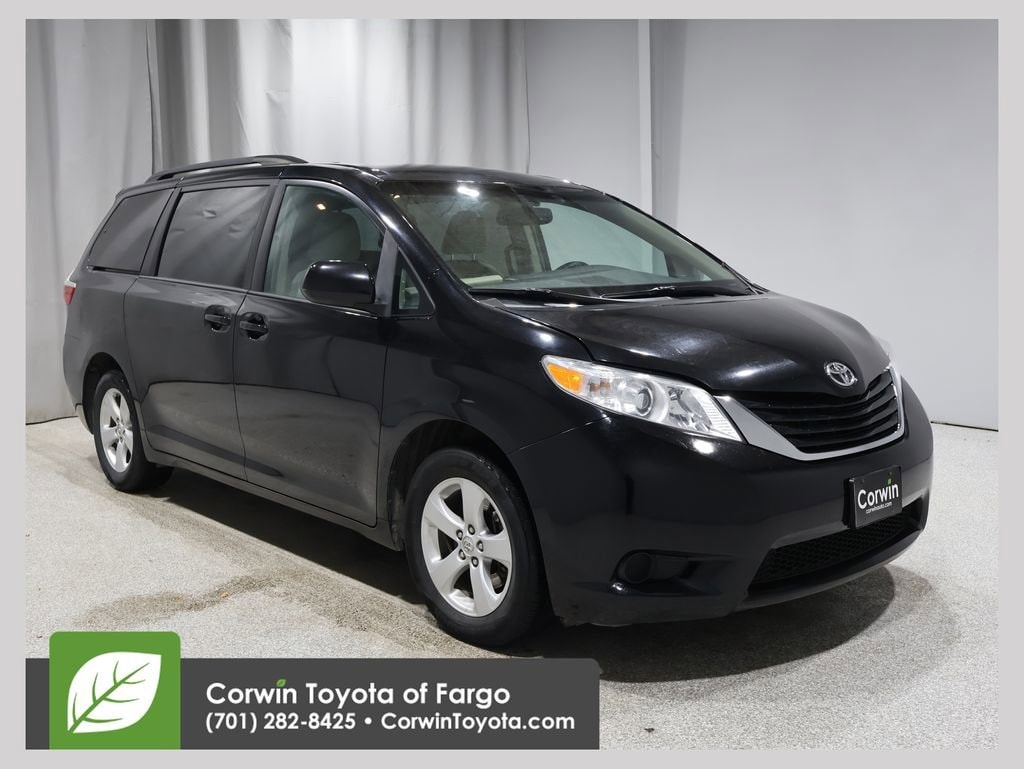 2016 Toyota Sienna LE's photo