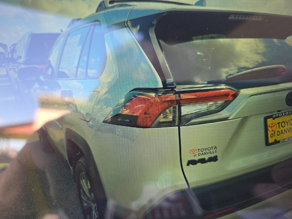 2023 Toyota RAV4 Hybrid Limited photo 4