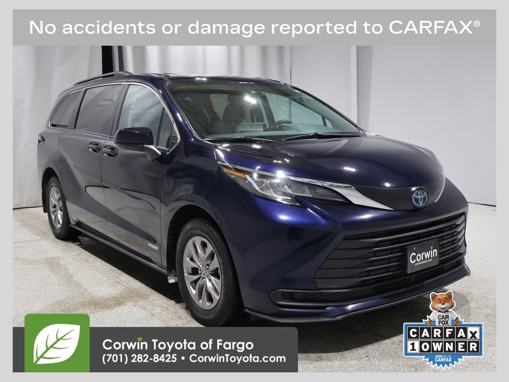 2021 Toyota Sienna LE's photo