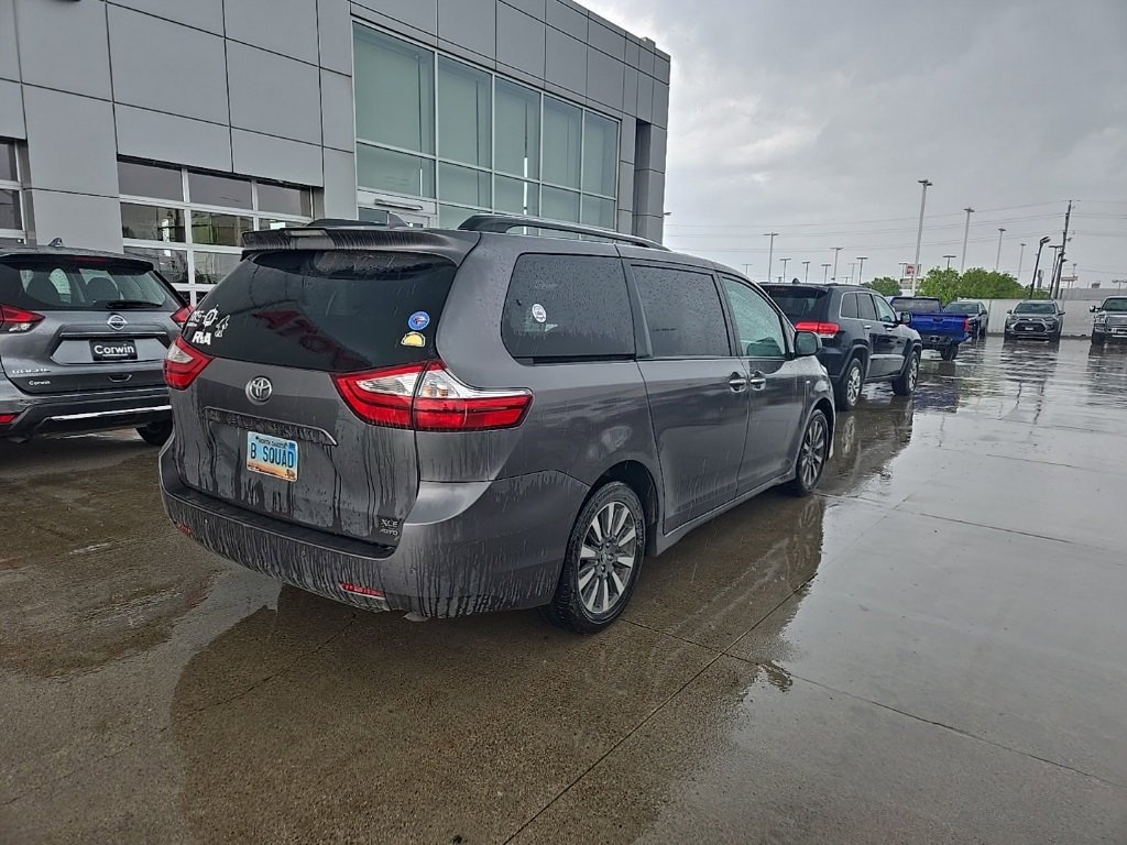 2018 Toyota Sienna XLE Premium photo 3