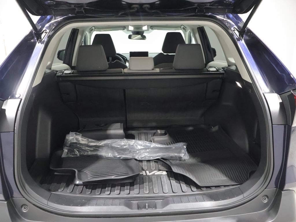 2025 Toyota RAV4 XLE - Photo 4