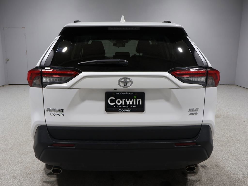 2021 Toyota RAV4 XLE photo 3