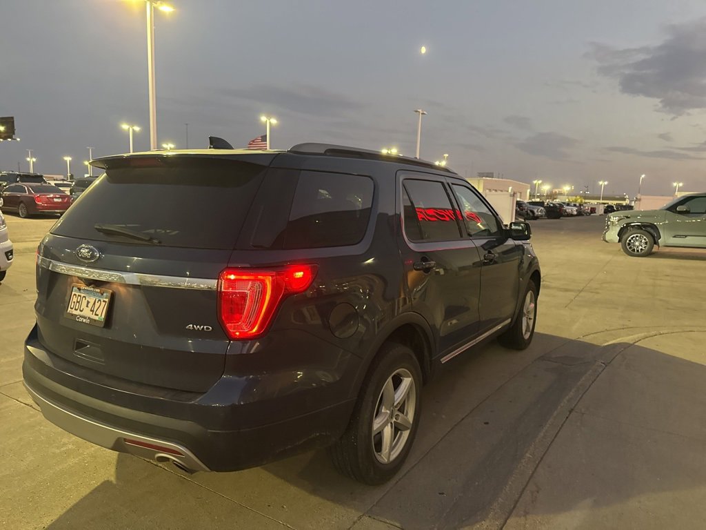 2017 Ford Explorer XLT photo 2
