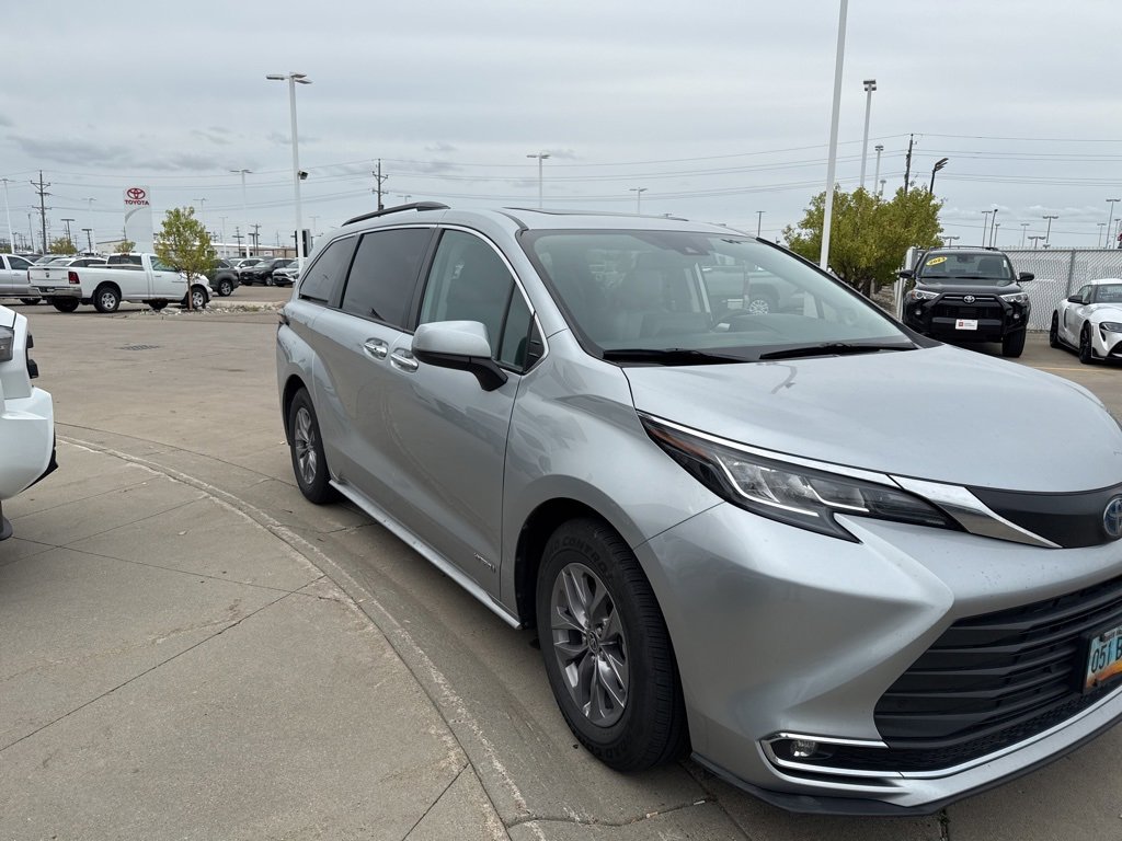 2021 Toyota Sienna XLE photo 4