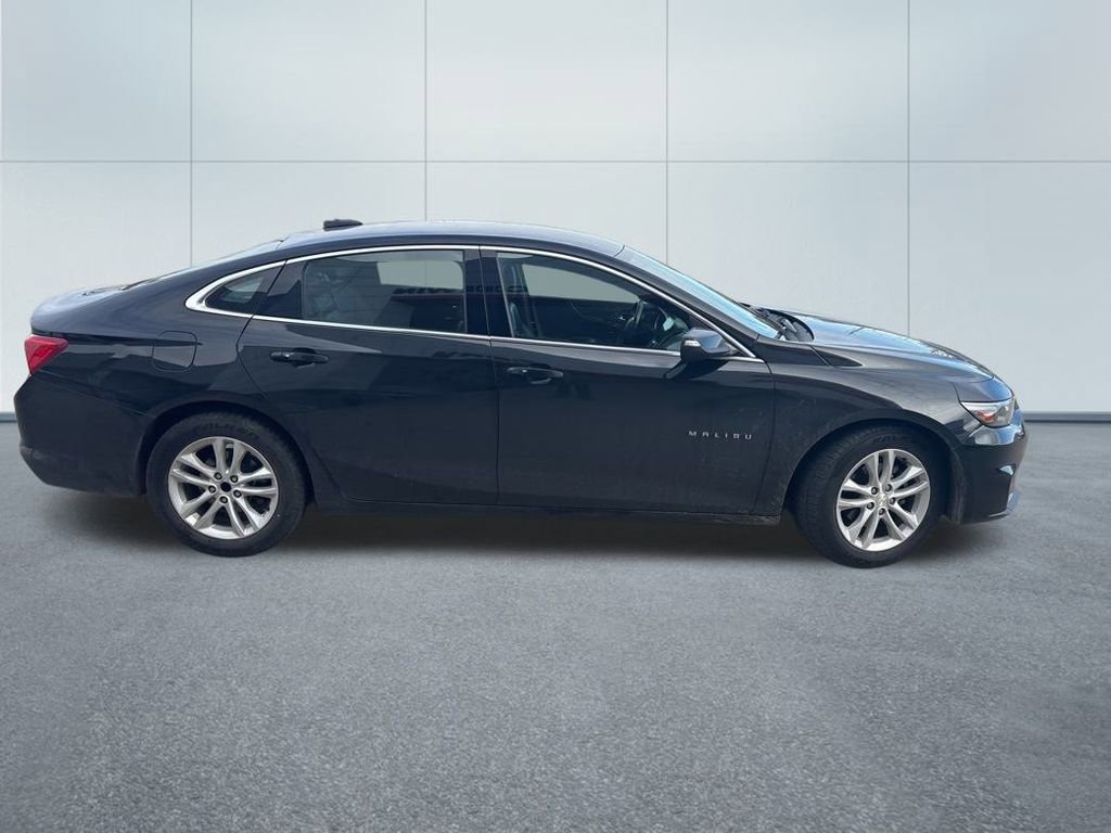 2017 Chevrolet Malibu 1LT photo 2