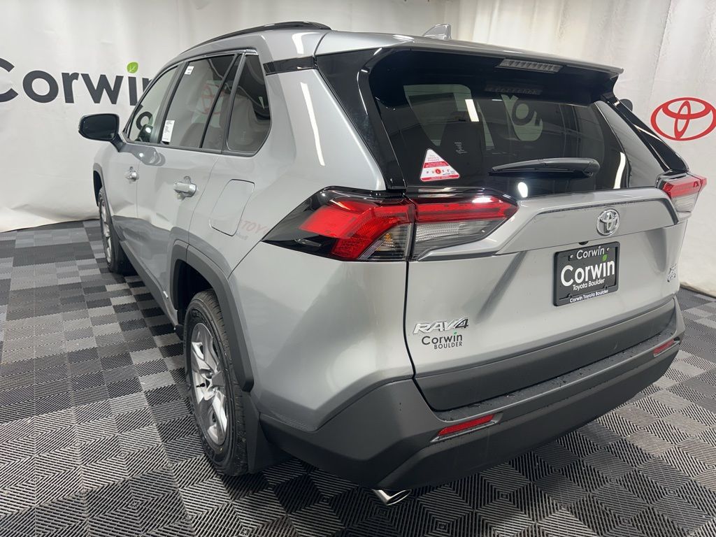 2025 Toyota RAV4 Hybrid XLE photo 4