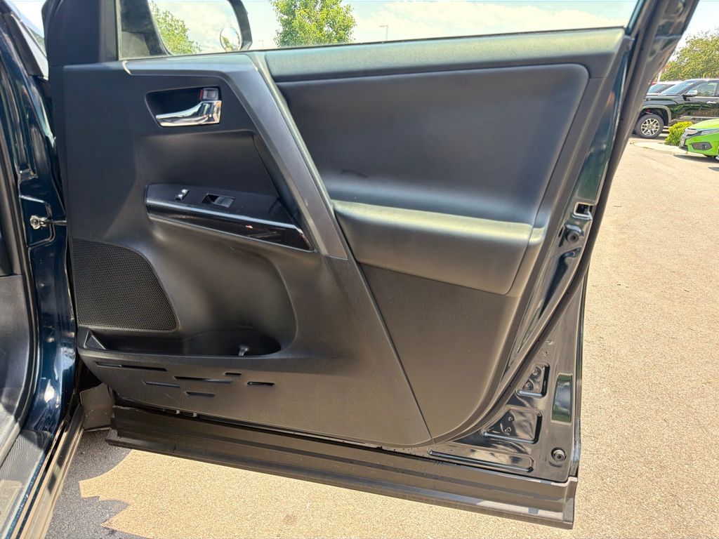 2018 Toyota RAV4 SE - Photo 10