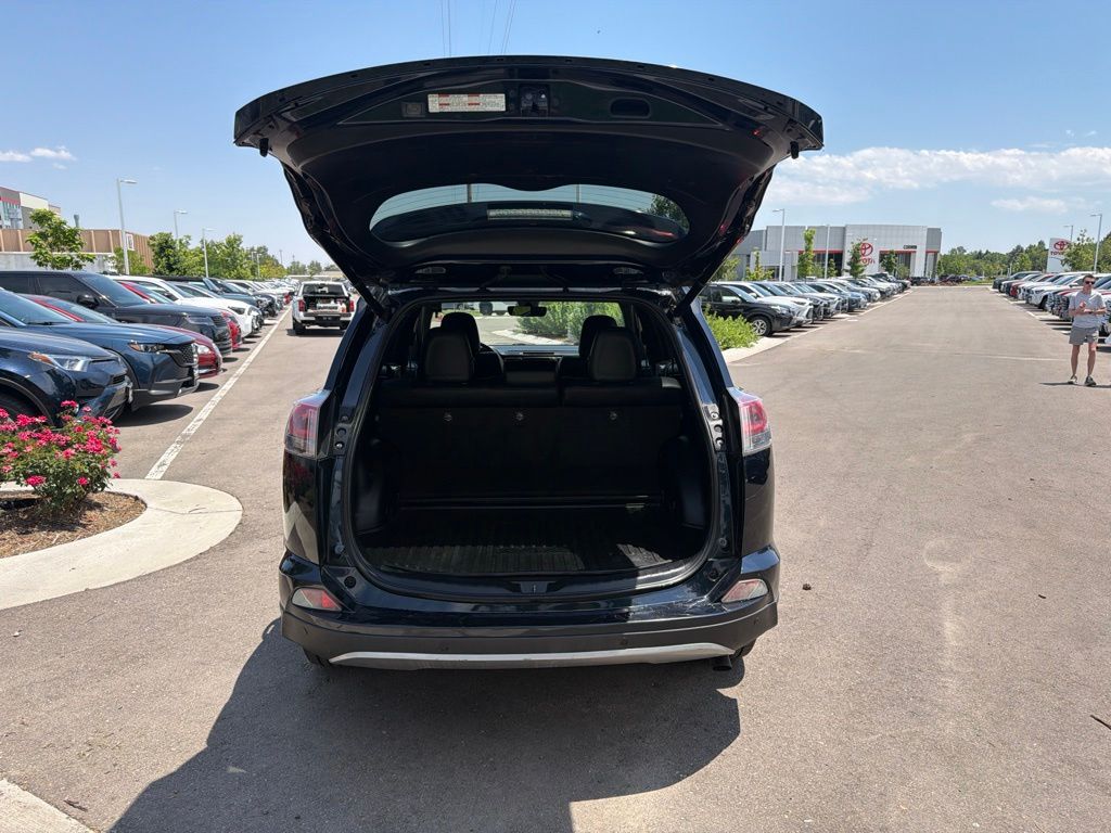 2018 Toyota RAV4 SE - Photo 16