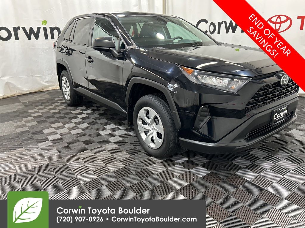 2022 Toyota RAV4 LE's photo