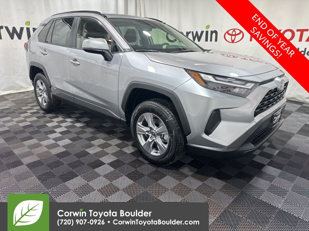 2025 Toyota RAV4 LE's photo