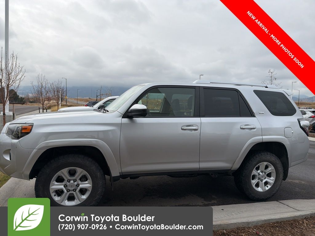2015 Toyota 4Runner SR5 photo 4