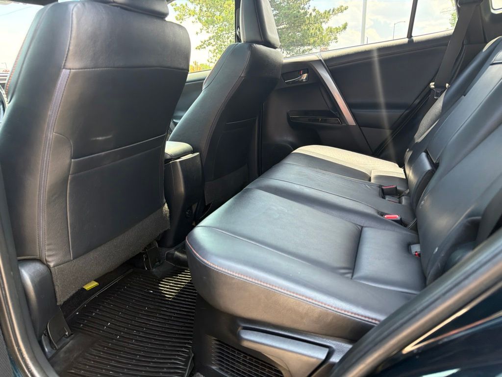 2018 Toyota RAV4 SE - Photo 19