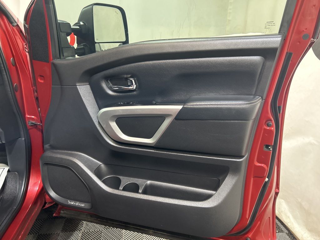 2017 Nissan Titan PRO-4X photo 3