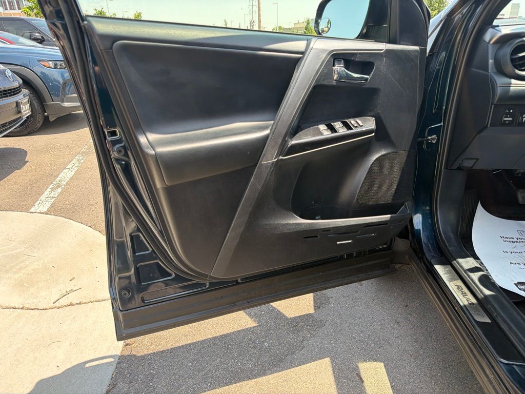 2018 Toyota RAV4 SE - Photo 21