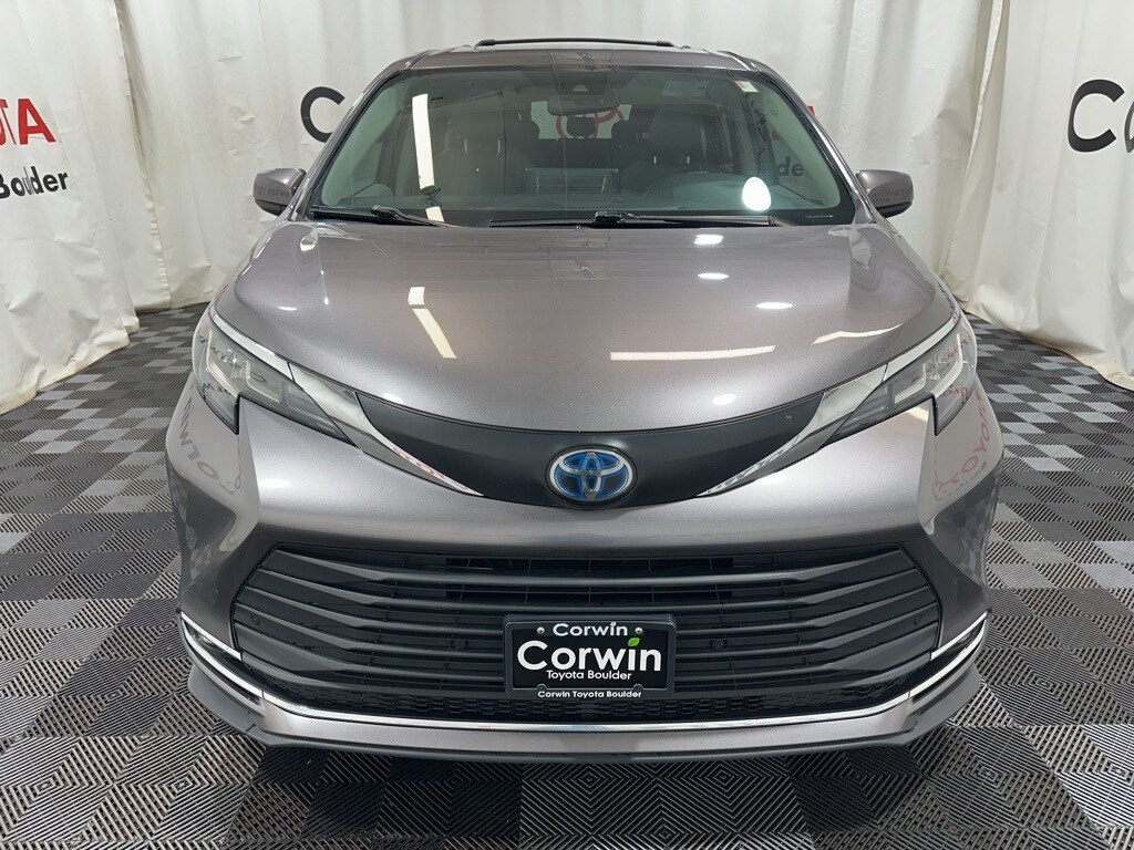 2021 Toyota Sienna XLE photo 2