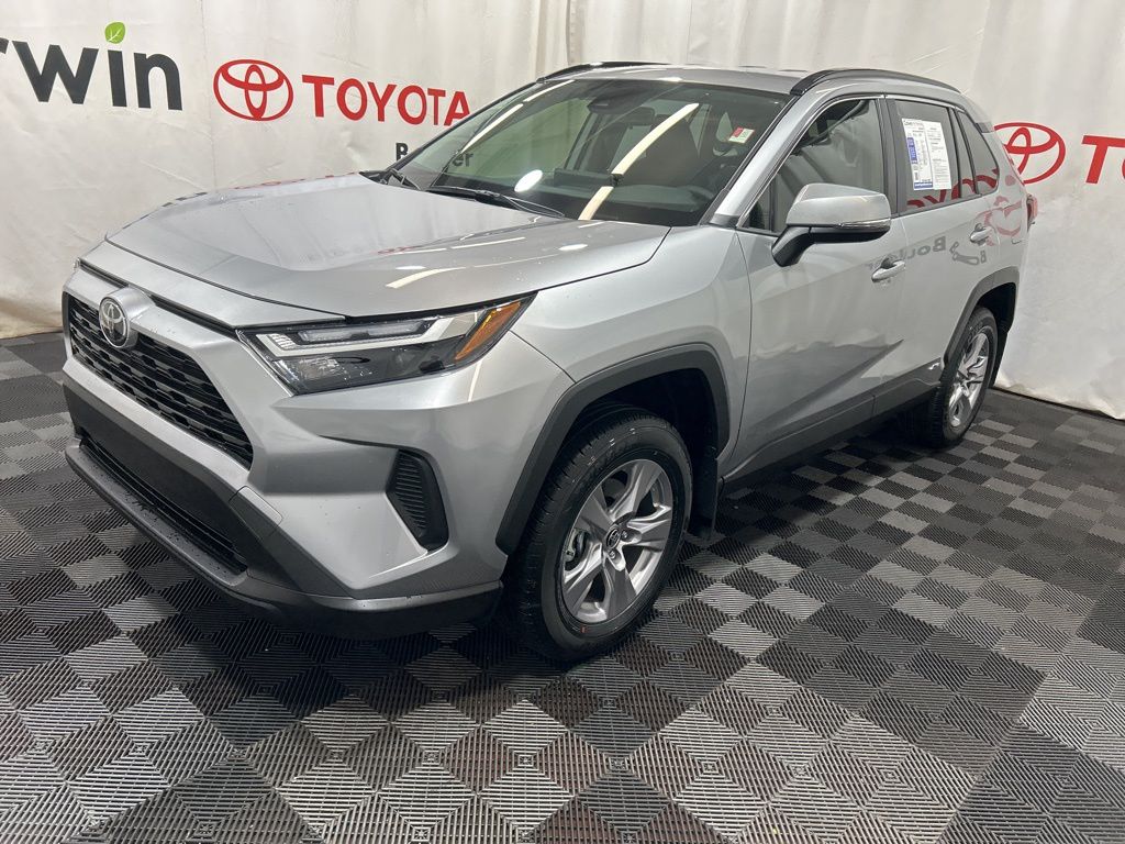 2025 Toyota RAV4 Hybrid XLE photo 4