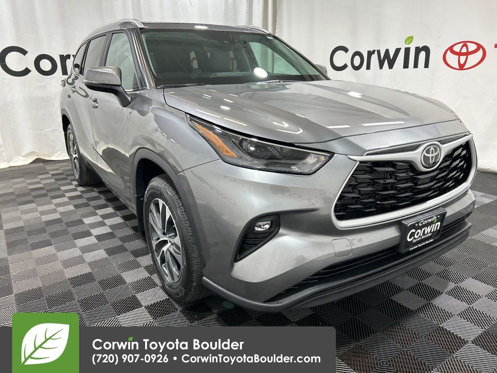 2026 Toyota Highlander XLE's photo