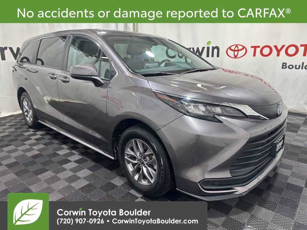 2024 Toyota Sienna LE's photo