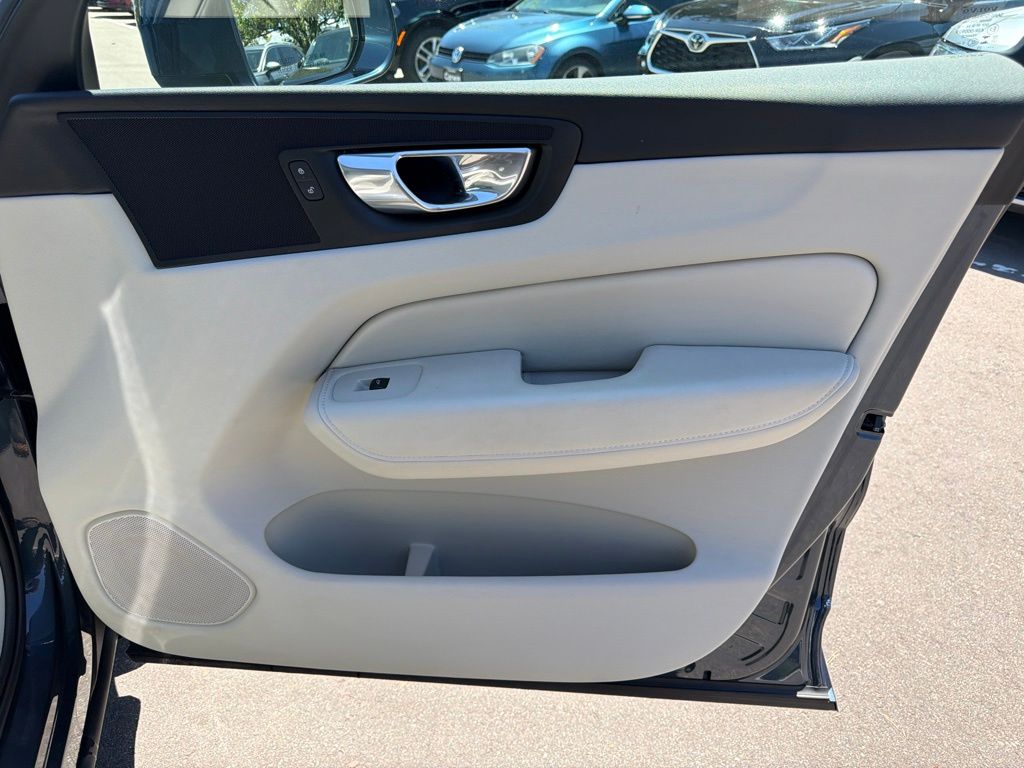2023 Volvo XC60 Plus - Photo 11