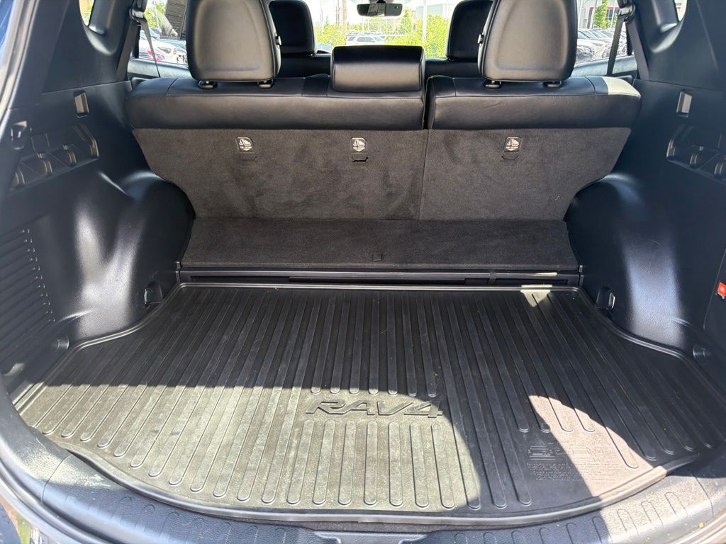 2018 Toyota RAV4 SE - Photo 17