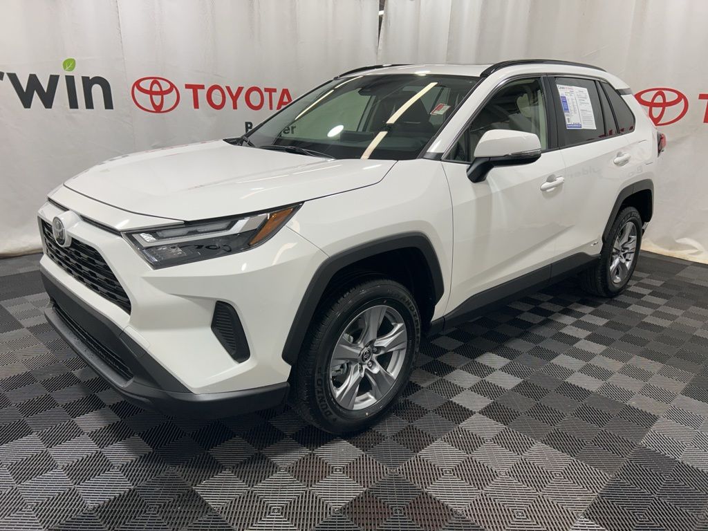 2025 Toyota RAV4 Hybrid XLE photo 4