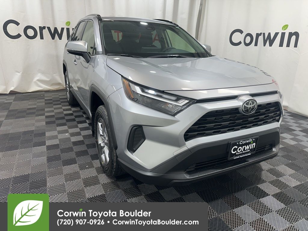 2025 Toyota RAV4 XLE's photo