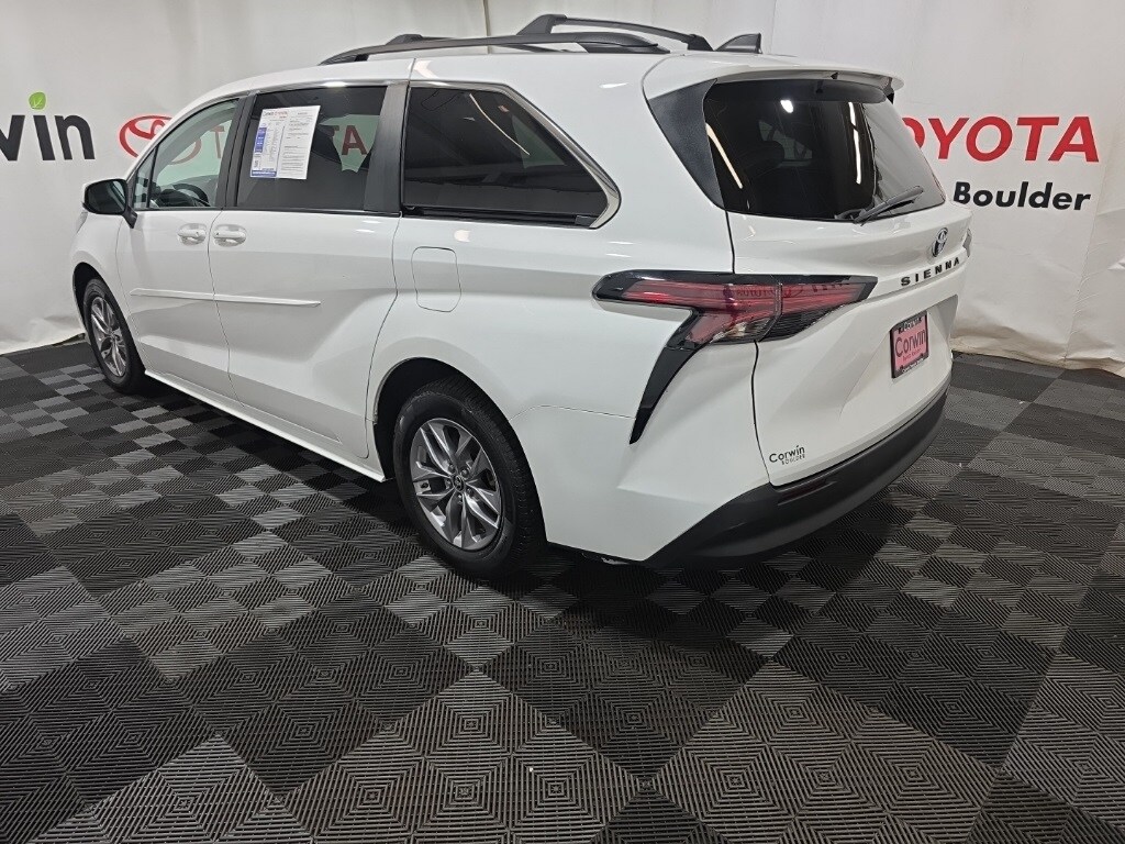 2022 Toyota Sienna LE photo 4