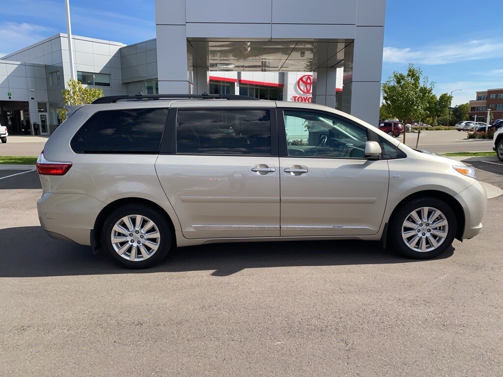 2017 Toyota Sienna XLE photo 4