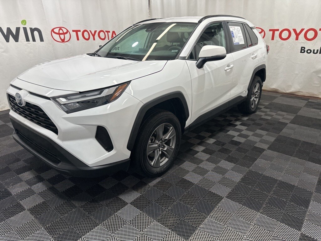2024 Toyota RAV4 Hybrid XLE photo 3