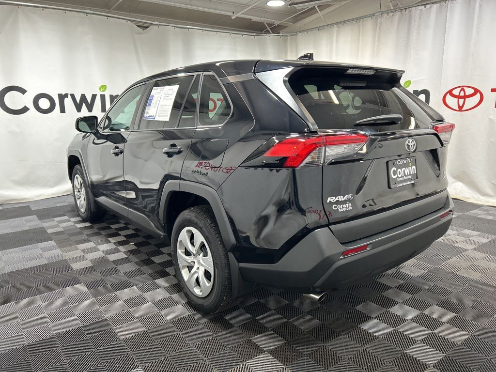 2022 Toyota RAV4 LE photo 4