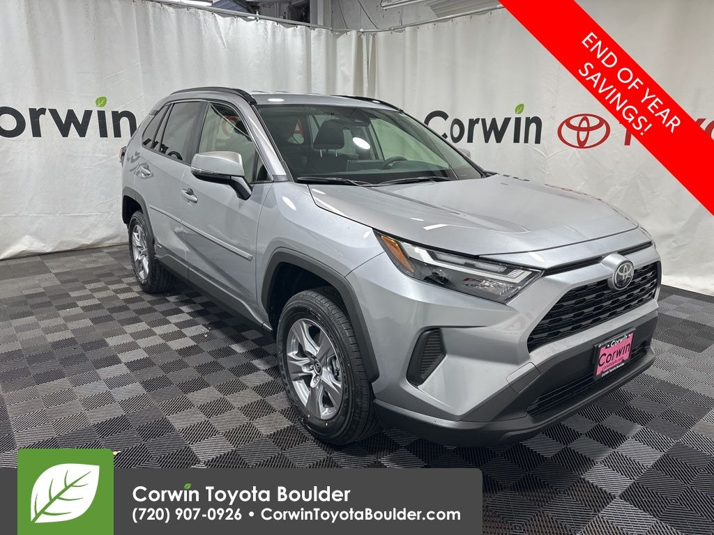 2025 Toyota RAV4 LE's photo