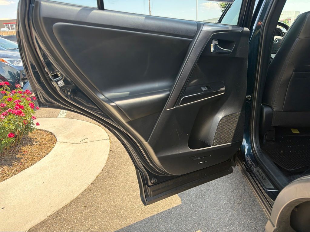 2018 Toyota RAV4 SE - Photo 18