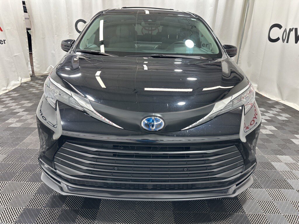 2025 Toyota Sienna XLE photo 2
