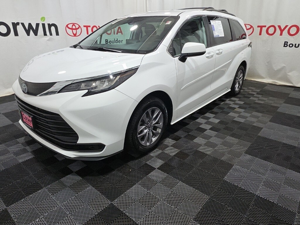 2022 Toyota Sienna LE photo 3