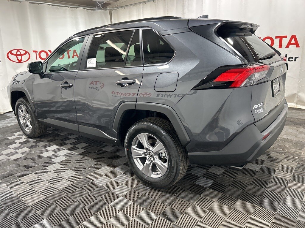 2025 Toyota RAV4 XLE photo 4