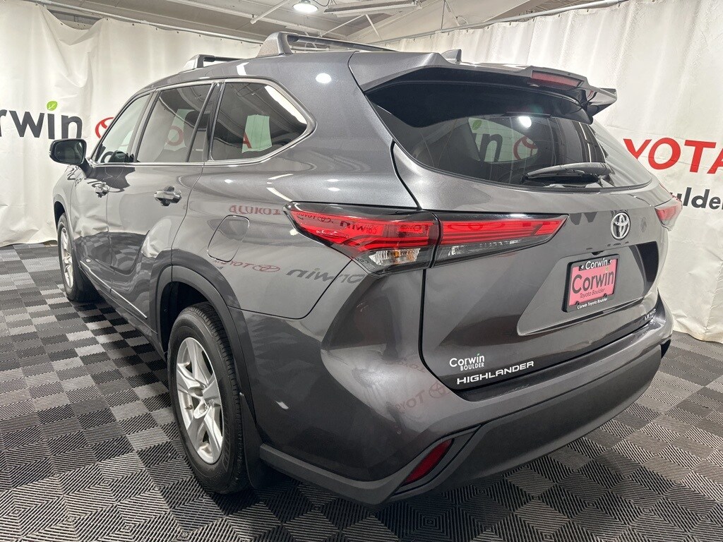 2022 Toyota Highlander LE photo 4