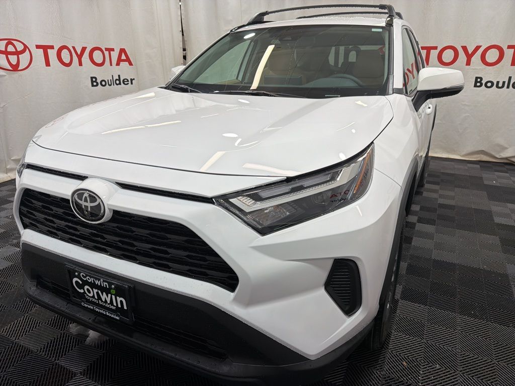 2025 Toyota RAV4 Hybrid XLE photo 4