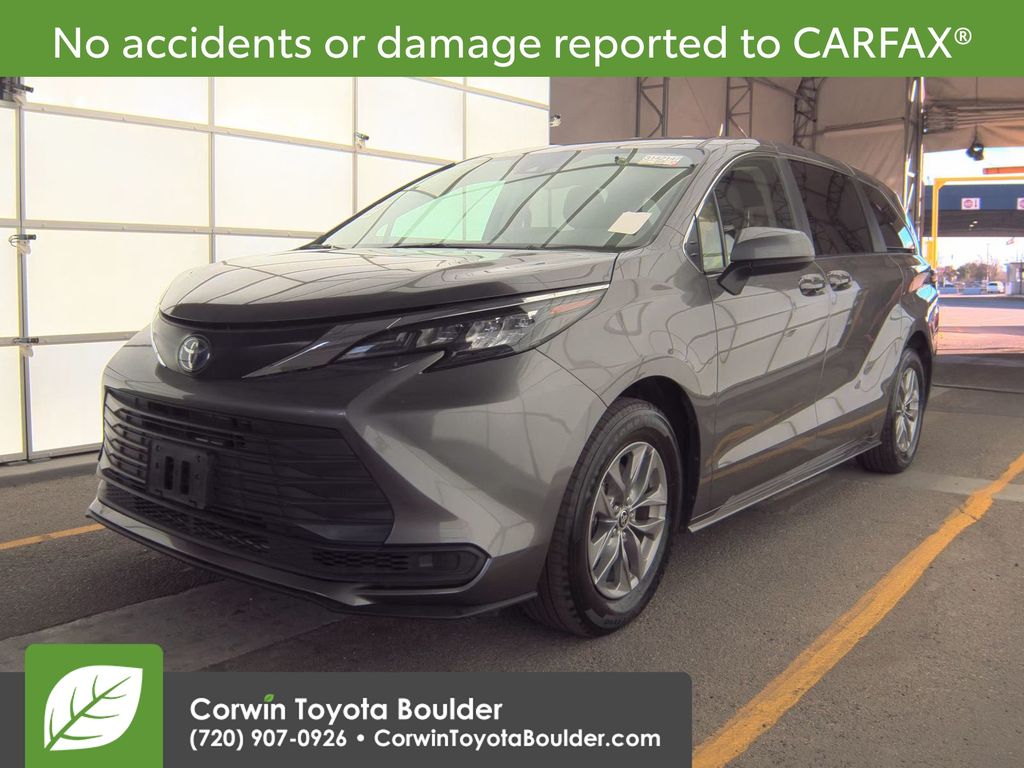 2024 Toyota Sienna LE's photo