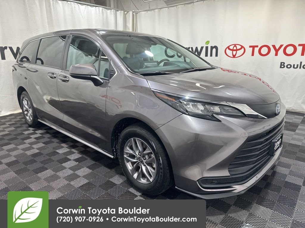 2024 Toyota Sienna LE's photo