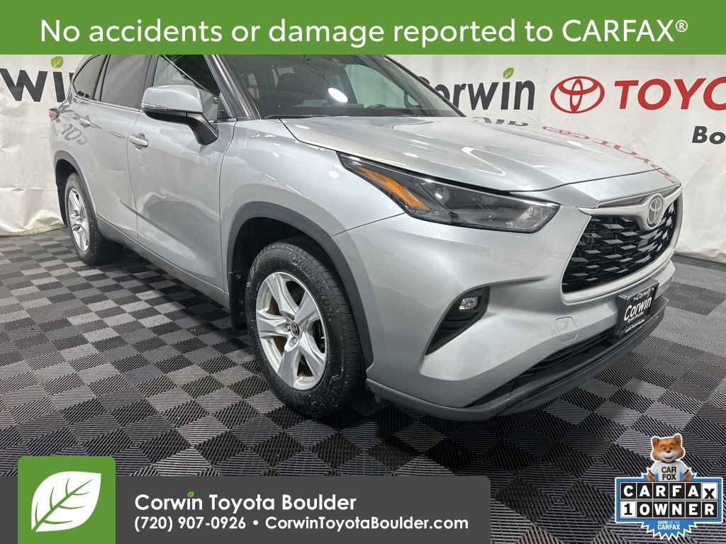 2024 Toyota Highlander LE's photo