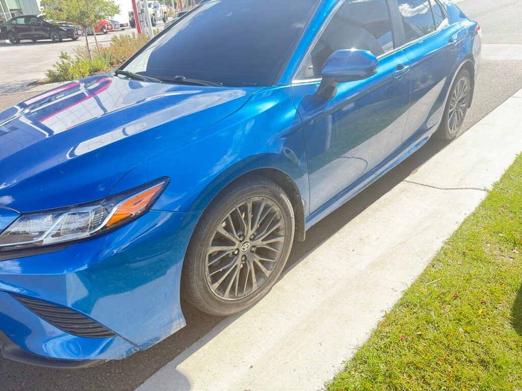 2020 Toyota Camry SE photo 3