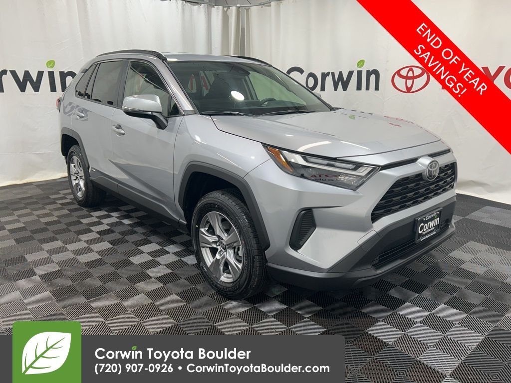 2025 Toyota RAV4 LE's photo